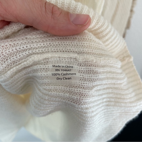 Kinross Cahmere V Neck Sweater - Picture 4 of 5